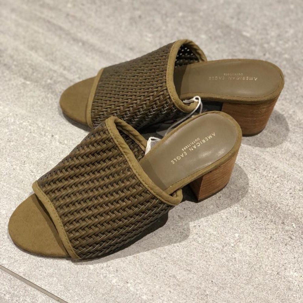 American eagle sandals size 5